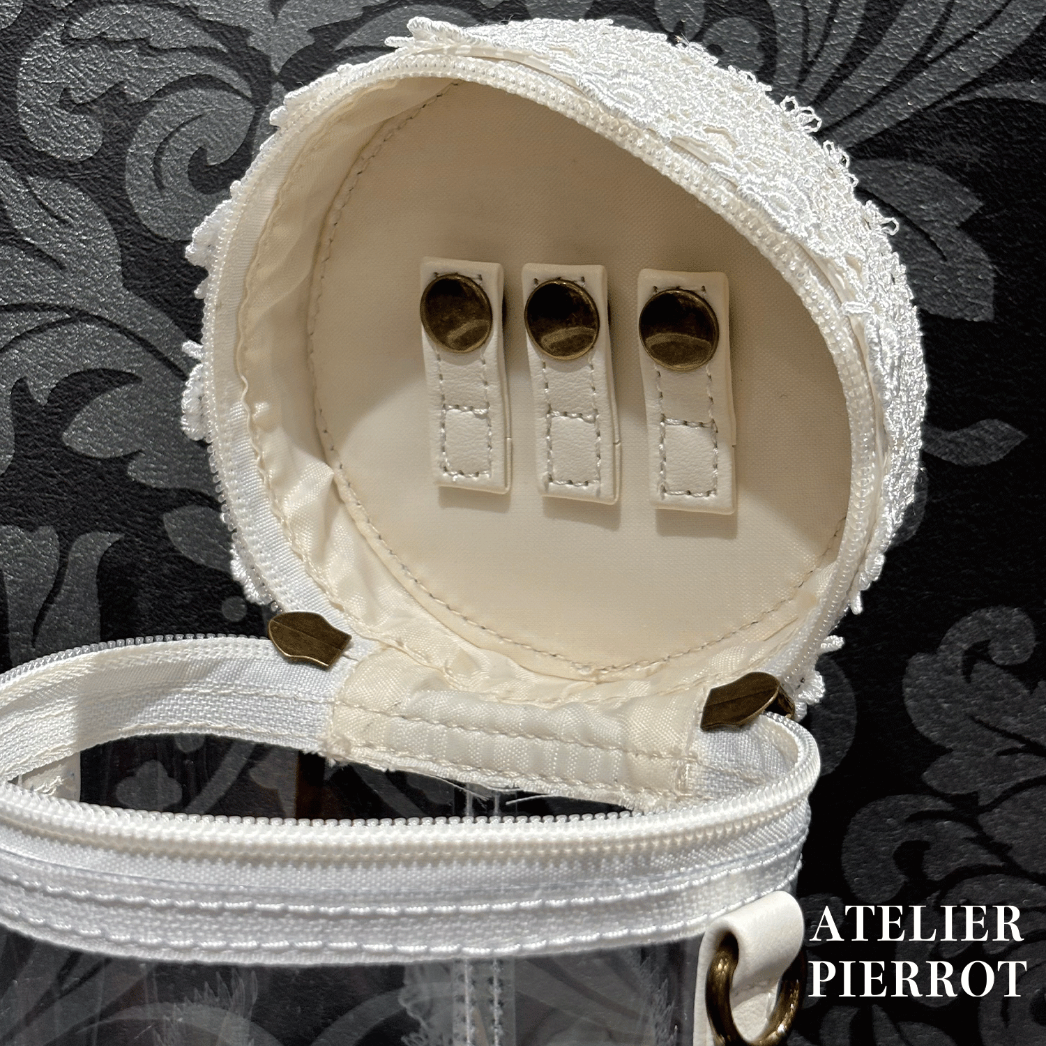 【ATELIER PIERROT】 “Throne” Doll Pouch ホワイト/ボルドー/ブラック