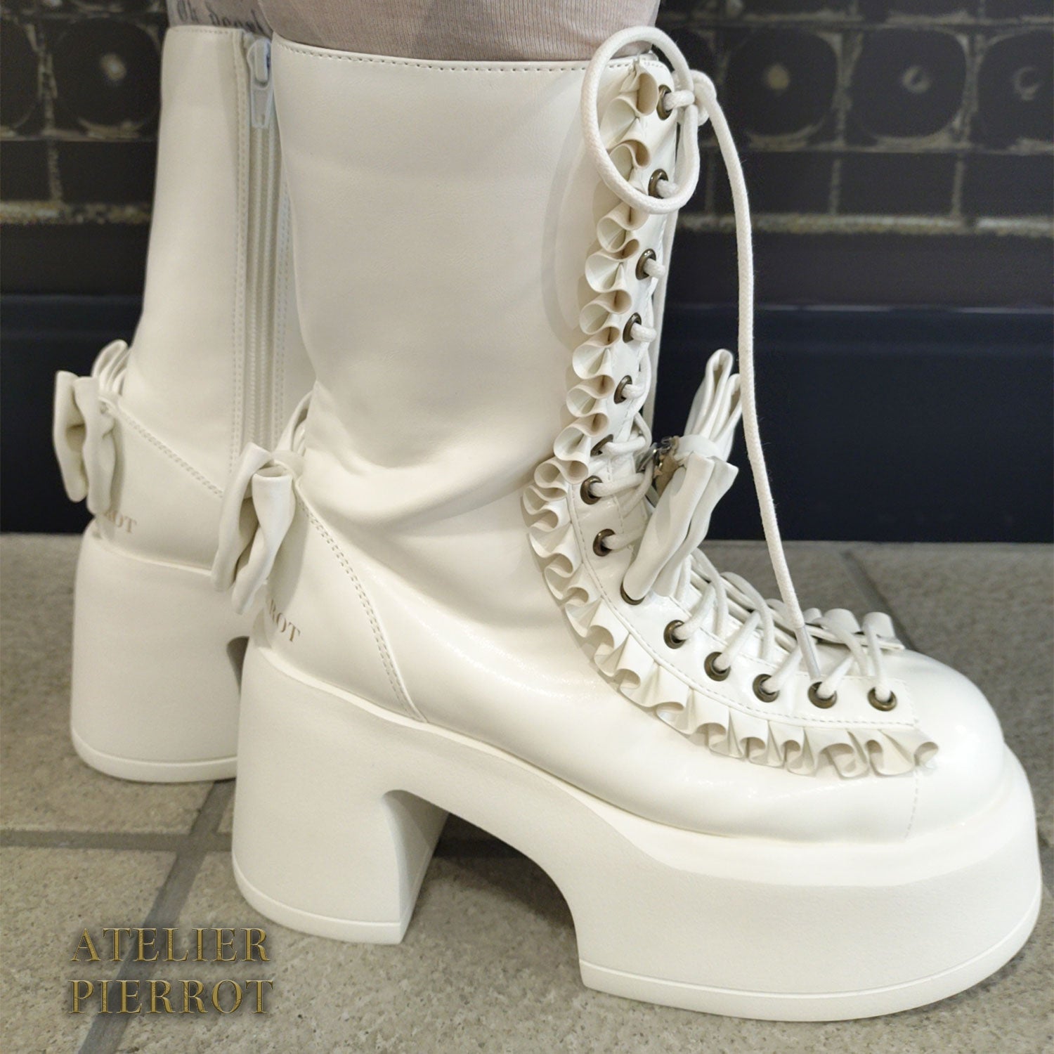 【ATELIER PIERROT】 Chunky Frilled Ribbon Boots ホワイト/ブラック S /M /L/XL★紅白限定セール10%OFF!!1/20(火)まで★