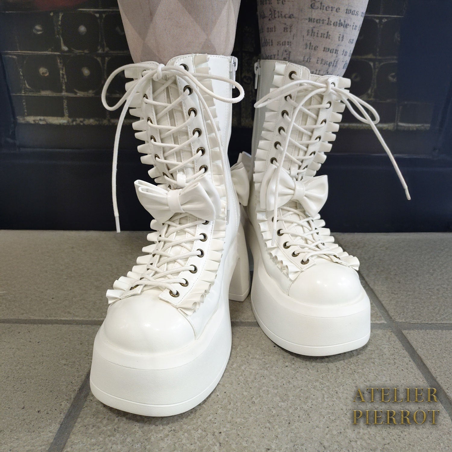 【ATELIER PIERROT】 Chunky Frilled Ribbon Boots ホワイト/ブラック S /M /L/XL★紅白限定セール10%OFF!!1/20(火)まで★