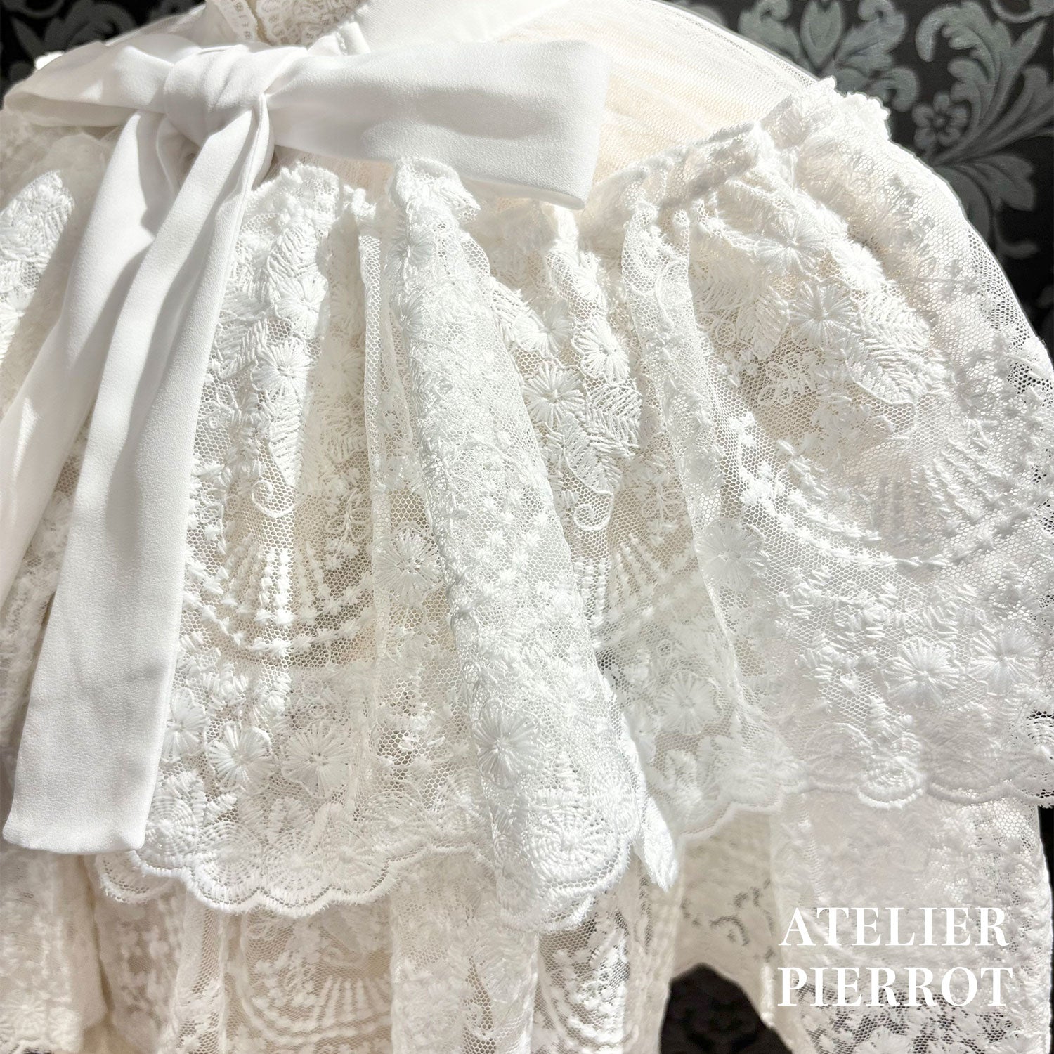 【ATELIER PIERROT】 ★Jetzt Reservierungen entgegennehmen★Chantilly-Spitzen-CapeletWhite/Black