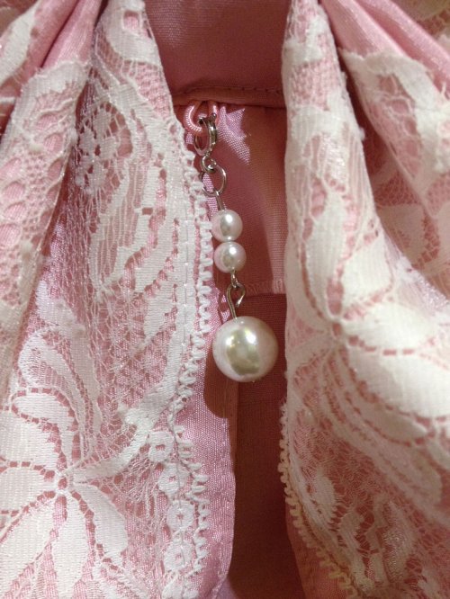 【MARBLE】マーブル リボンアクセサリー付きロマンティックボレロ:ピンクシャンタン×ピンク白刺繍ストライプフリル