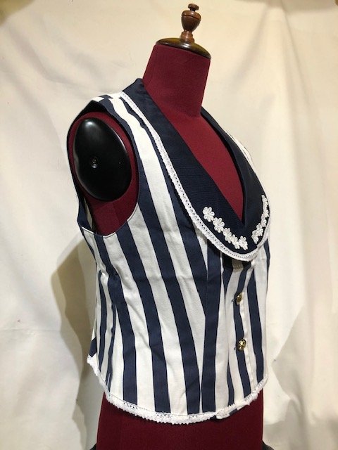 【MARBLE】マーブル 白花ブレードレース付きエンブレムベスト:紺白ストライプ Mサイズ