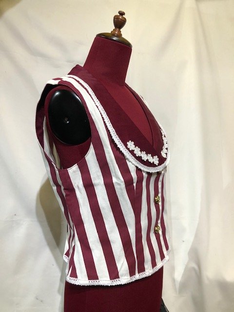 【MARBLE】マーブル 白花ブレードレース付きエンブレムベスト:えんじ白ストライプ Mサイズ