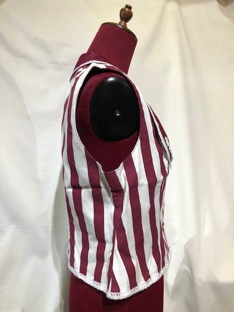 【MARBLE】マーブル 白花ブレードレース付きエンブレムベスト:えんじ白ストライプ Mサイズ