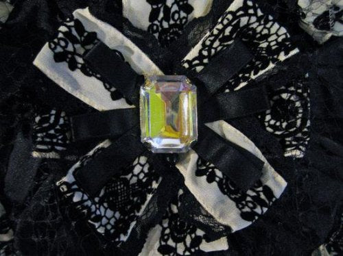 【MARBLE】マーブル ビジュー付きリボン重ね総フリルヘッドドレス:オフ白ゴシック柄×黒フリル×クリスタル長方形