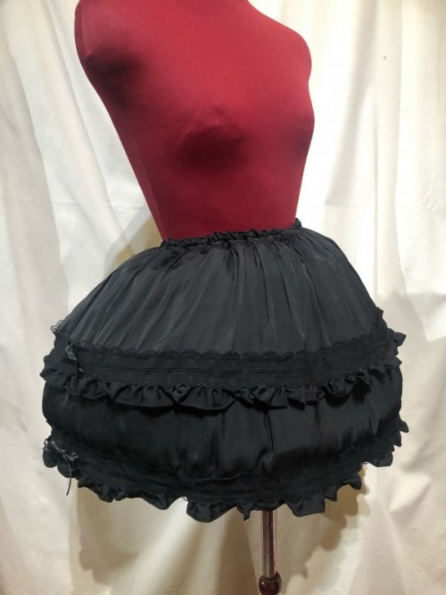 【MARBLE】マーブル リボン&レース飾りフリルスカート(パニエ入り):黒×黒レース