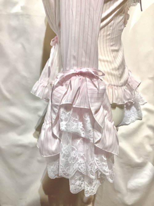 【MARBLE】マーブル 別タイ付きクラシカルデコレーションブラウス:ピンクストライプ×ピンク×白レース