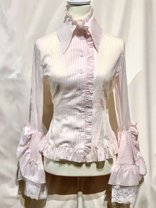 【MARBLE】マーブル 別タイ付きクラシカルデコレーションブラウス:ピンクストライプ×ピンク×白レース