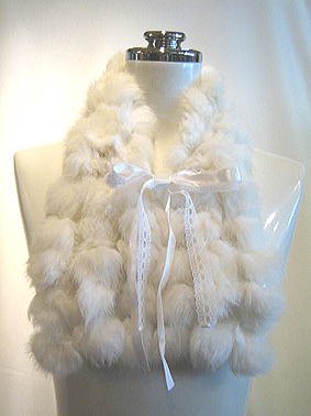 【MARBLE】マーブル バラデコレーションリボンネックレス付きレース編み込みラビットファーマフラー:白ファー×白レース白バラ白パールネックレス)