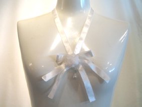 【MARBLE】マーブル バラデコレーションリボンネックレス付きレース編み込みラビットファーマフラー:白ファー×白レース白バラ白パールネックレス)