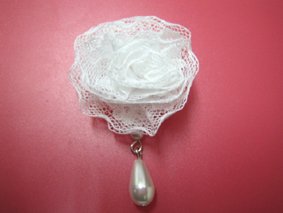 【MARBLE】マーブル バラデコレーションリボンネックレス付きレース編み込みラビットファーマフラー:白ファー×白レース白バラ白パールネックレス)