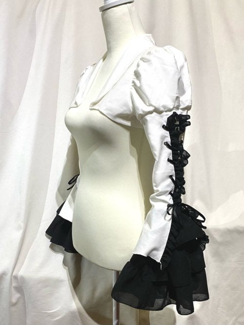 【MARBLE】マーブル 編み上げボリュームフリルショートジャケット:白×黒フリル