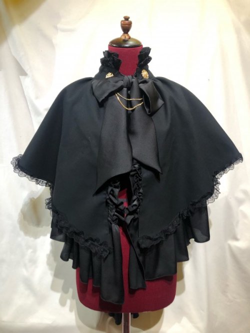 【MARBLE】マーブル チェーン飾り付き貴族風後長マント:黒×黒フリル