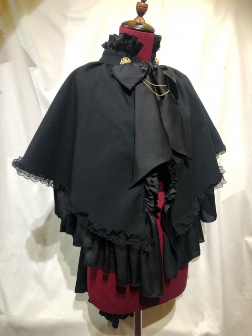 【MARBLE】マーブル チェーン飾り付き貴族風後長マント:黒×黒フリル