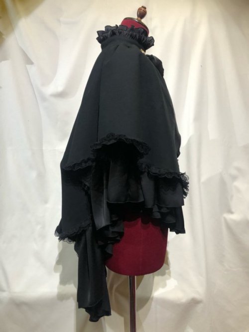 【MARBLE】マーブル チェーン飾り付き貴族風後長マント:黒×黒フリル