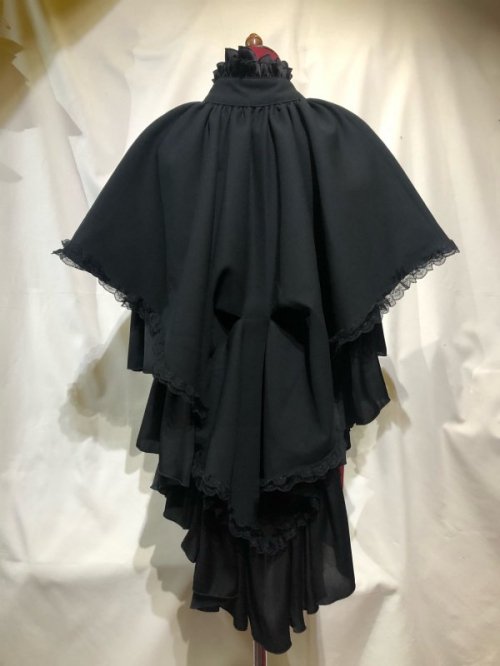 【MARBLE】マーブル チェーン飾り付き貴族風後長マント:黒×黒フリル