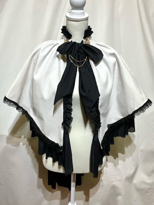 【MARBLE】マーブル チェーン飾り付き貴族風後長マント:白×黒フリル