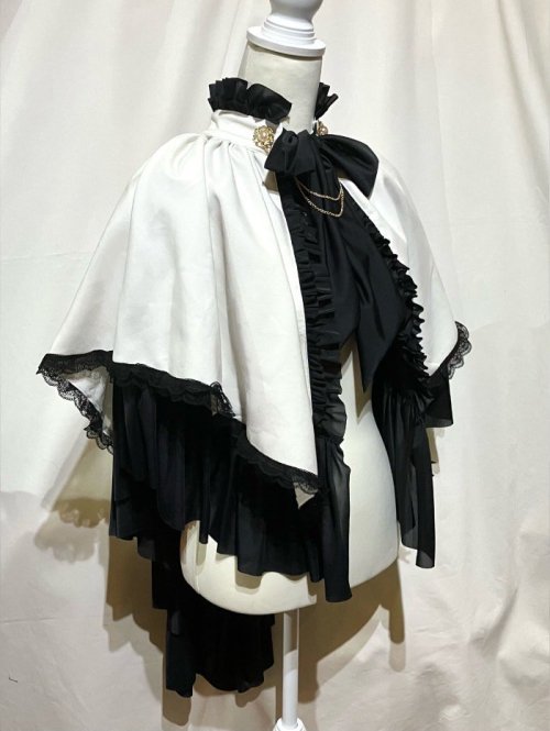 【MARBLE】マーブル チェーン飾り付き貴族風後長マント:白×黒フリル