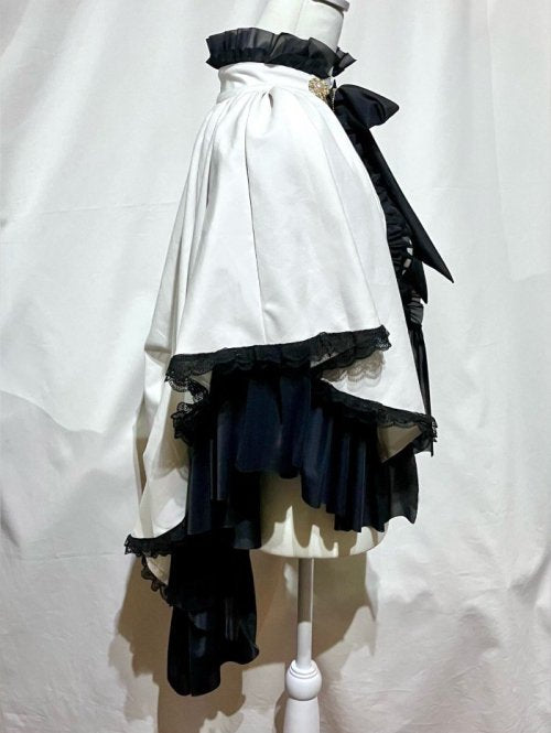 【MARBLE】マーブル チェーン飾り付き貴族風後長マント:白×黒フリル