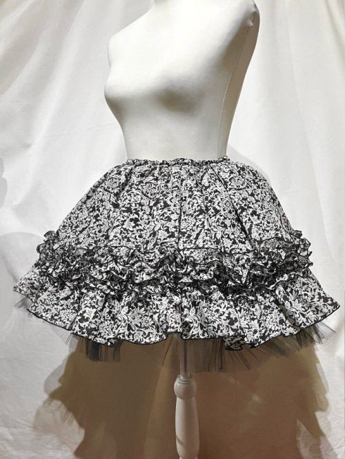 【MARBLE】マーブル フレアドレープテーラードジャケット+レイヤードフリルスカート:黒×黒地白ゴシック柄フリル×黒レース (黒地白ゴシック柄スカート)