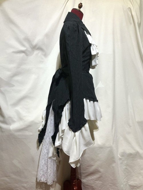 【MARBLE】マーブル タイ付きドレープ飾りゴシックエレガンスブラウスワンピース:黒白ストライプ×白フリル