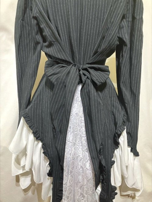 【MARBLE】マーブル タイ付きドレープ飾りゴシックエレガンスブラウスワンピース:黒白ストライプ×白フリル