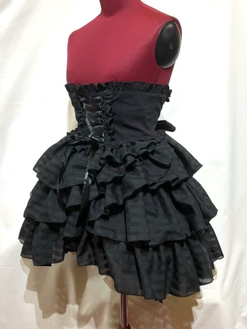 【MARBLE】マーブル ハイウエスト編み上げスパイラルフリルスカート:黒×黒ストライプフリル