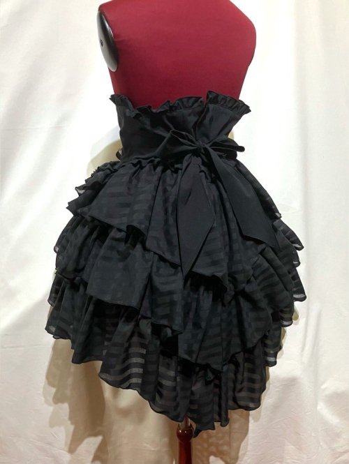 【MARBLE】マーブル ハイウエスト編み上げスパイラルフリルスカート:黒×黒ストライプフリル