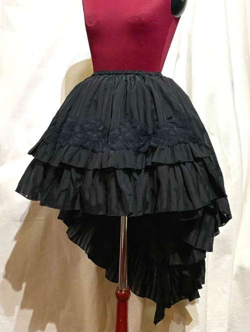 【MARBLE】マーブル 前短・後長V字フリル重ねレース付きスカート:黒ストライプ×黒レース