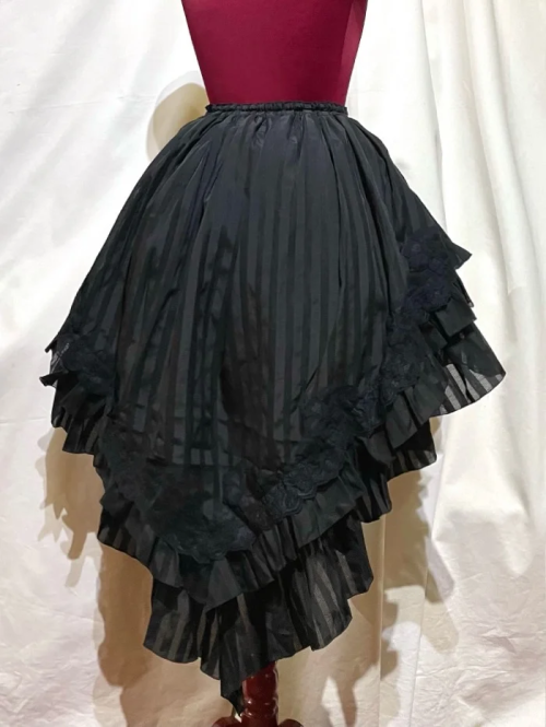 【MARBLE】マーブル 前短・後長V字フリル重ねレース付きスカート:黒ストライプ×黒レース