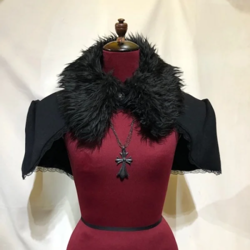 【MARBLE】マーブル デコレーションクロス付きファー衿ケープ:黒