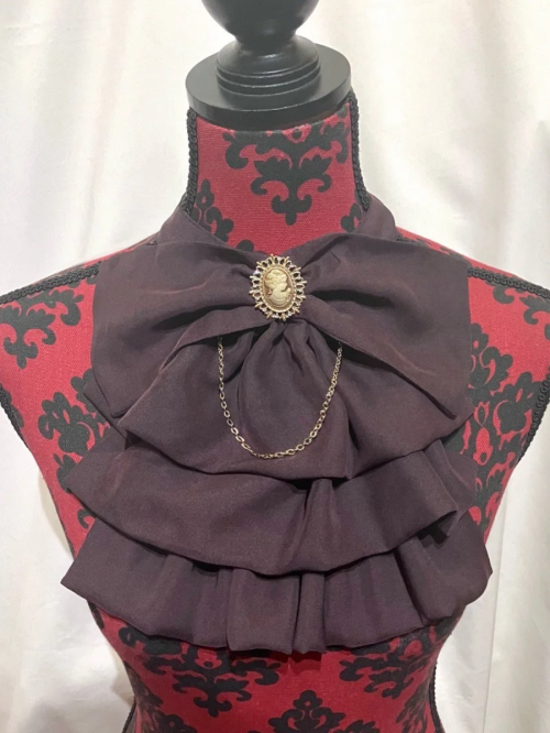 【MARBLE】マーブル チェーン付きゴシック調フリルタイ:ボルドー