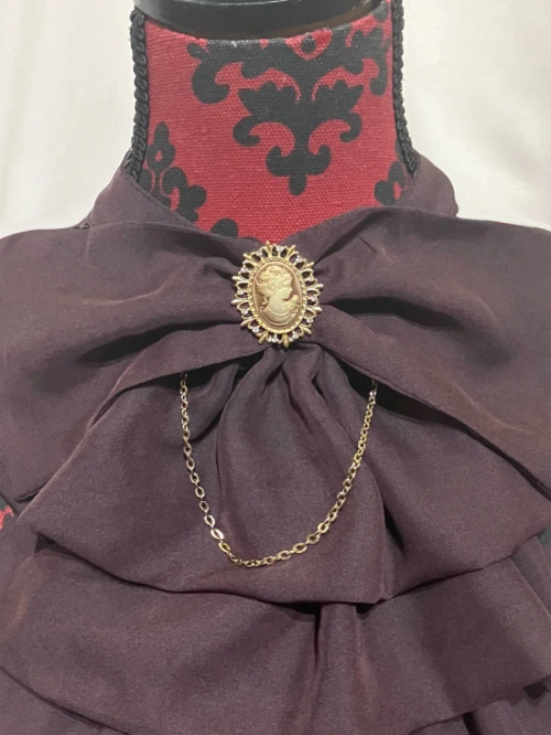 【MARBLE】マーブル チェーン付きゴシック調フリルタイ:ボルドー