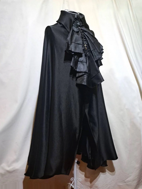 【MARBLE】マーブル ボリュームタイ付きロングマント:黒光沢×黒ストライプ