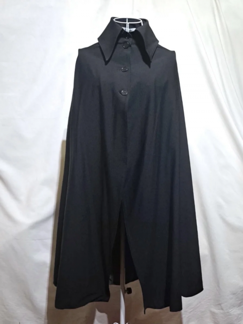 【MARBLE】マーブル ボリュームタイ付きロングマント:黒×赤