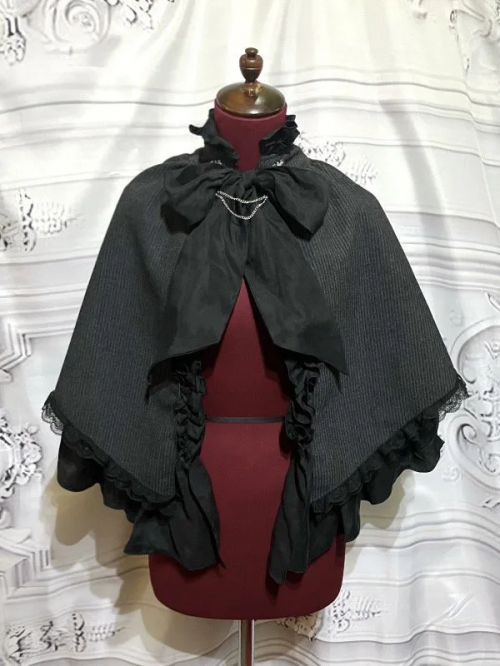【MARBLE】マーブル チェーン飾り付き貴族風後長マント:グレー黒ストライプ×黒フリル×黒石シルバーチェーン