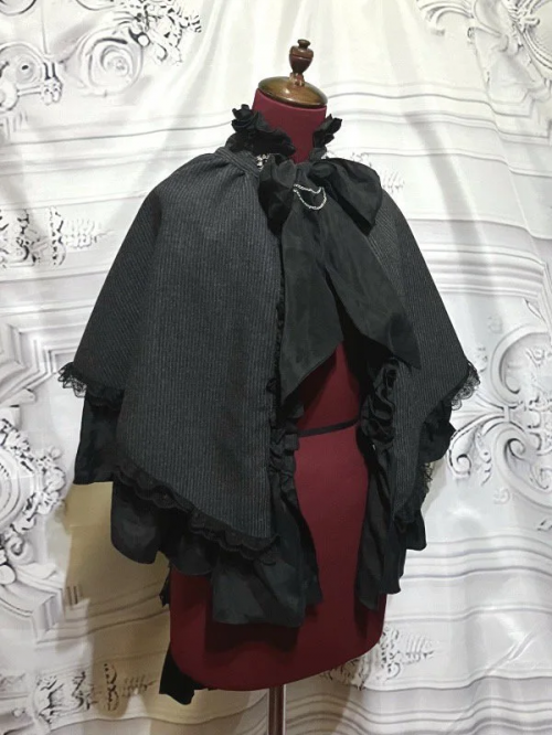 【MARBLE】マーブル チェーン飾り付き貴族風後長マント:グレー黒ストライプ×黒フリル×黒石シルバーチェーン