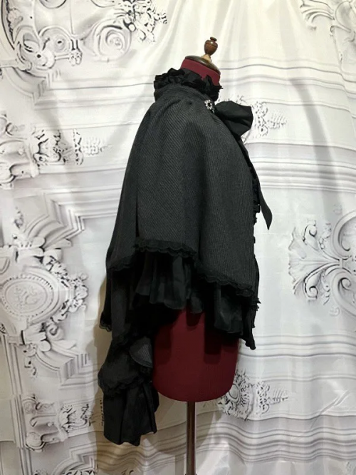 【MARBLE】マーブル チェーン飾り付き貴族風後長マント:グレー黒ストライプ×黒フリル×黒石シルバーチェーン