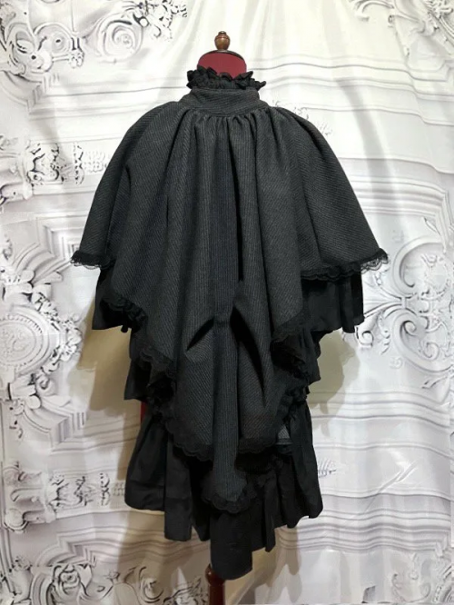 【MARBLE】マーブル チェーン飾り付き貴族風後長マント:グレー黒ストライプ×黒フリル×黒石シルバーチェーン