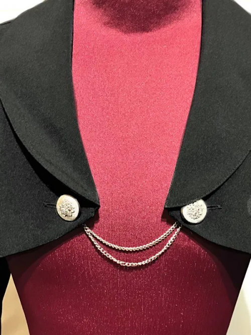 【MARBLE】マーブル エンブレムチェーン付き姫袖ショートジャケット:黒×白フリル