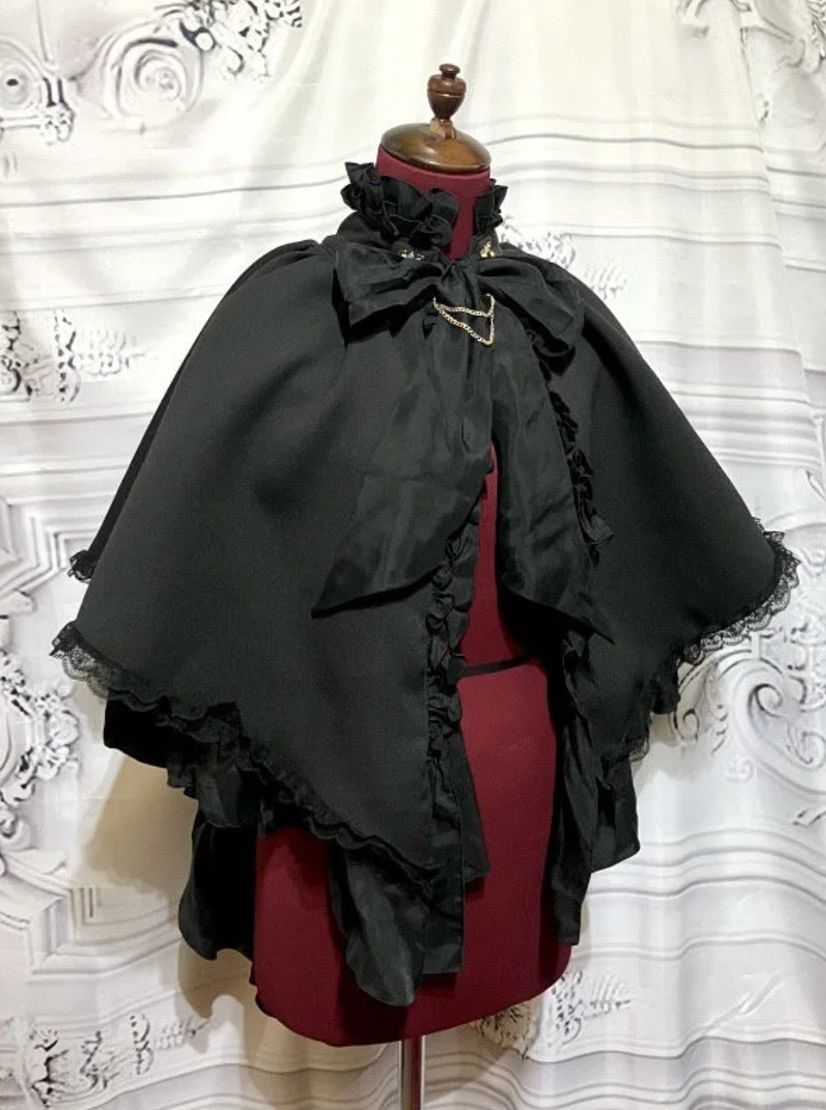 【MARBLE】マーブル チェーン飾り付き貴族風後長マント:黒×黒フリル×黒石ゴールドチェーン