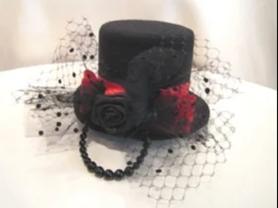 【MARBLE】マーブル 黒羽付きカクテルドレスミニハット:黒×赤リボン×黒パール