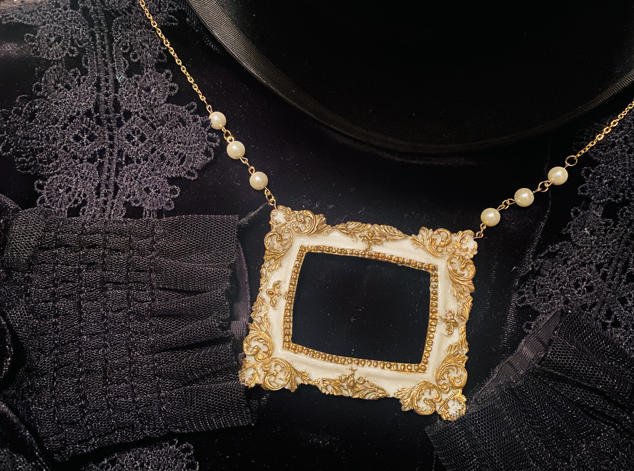 【Boo!Do堂】 飾られない額縁ネックレス(長方形) ホワイト/ゴールド/ブラック