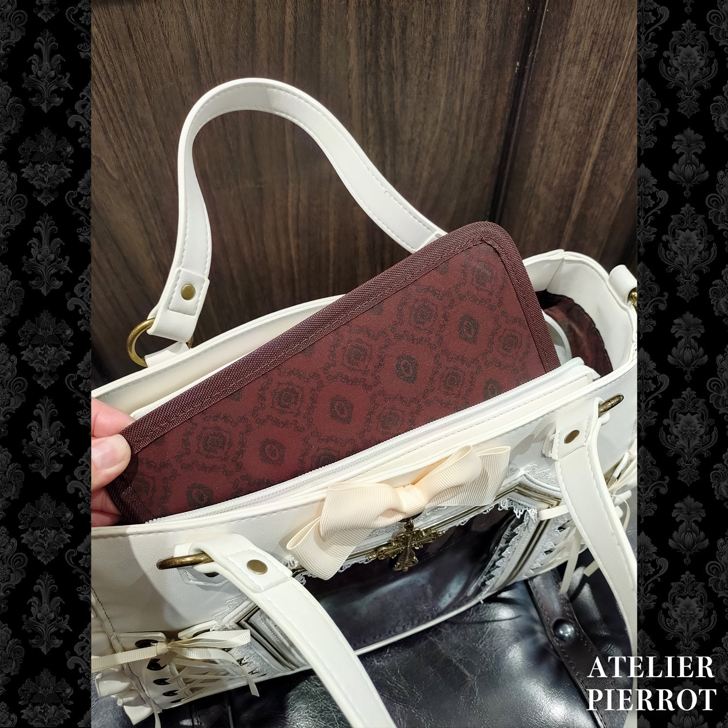 【ATELIER PIERROT】 ★ご予約受付中★ “Secret Reliquary” Lace-Up Bag ホワイト/ブラック×ボルドー/ブラック