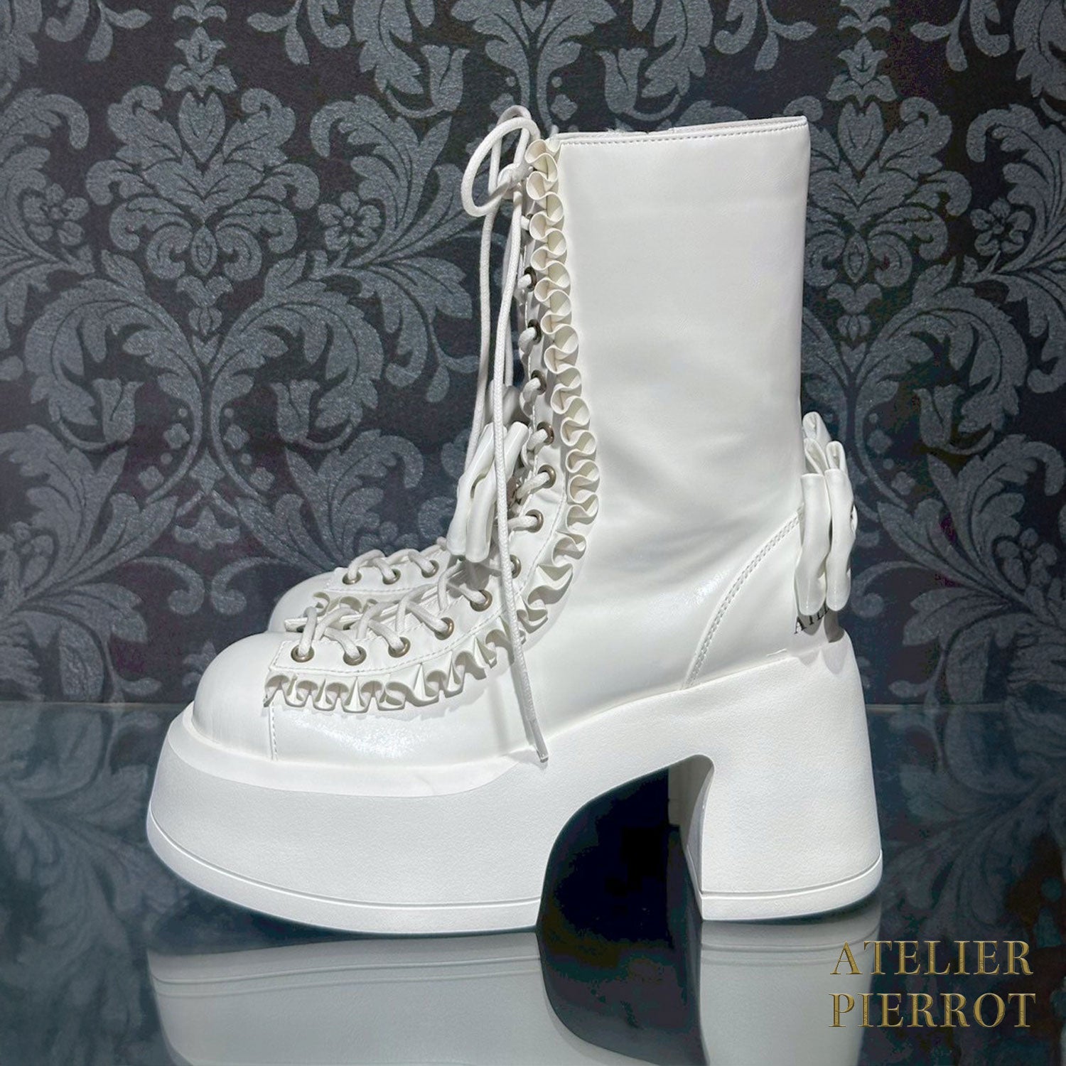 【ATELIER PIERROT】 Chunky Frilled Ribbon Boots ホワイト/ブラック S /M /L/XL★紅白限定セール10%OFF!!1/20(火)まで★