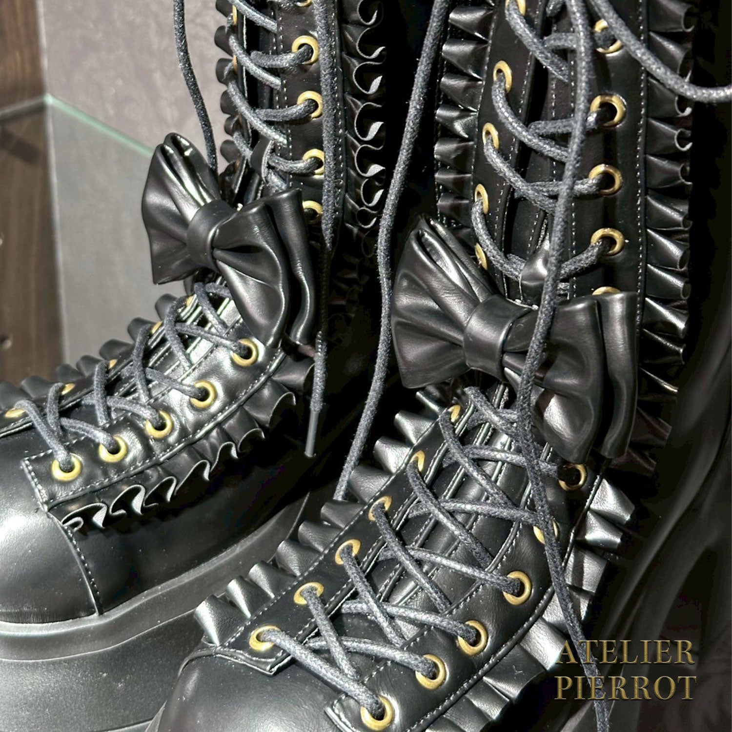 【ATELIER PIERROT】 Chunky Frilled Ribbon Boots ホワイト/ブラック S /M /L/XL★紅白限定セール10%OFF!!1/20(火)まで★