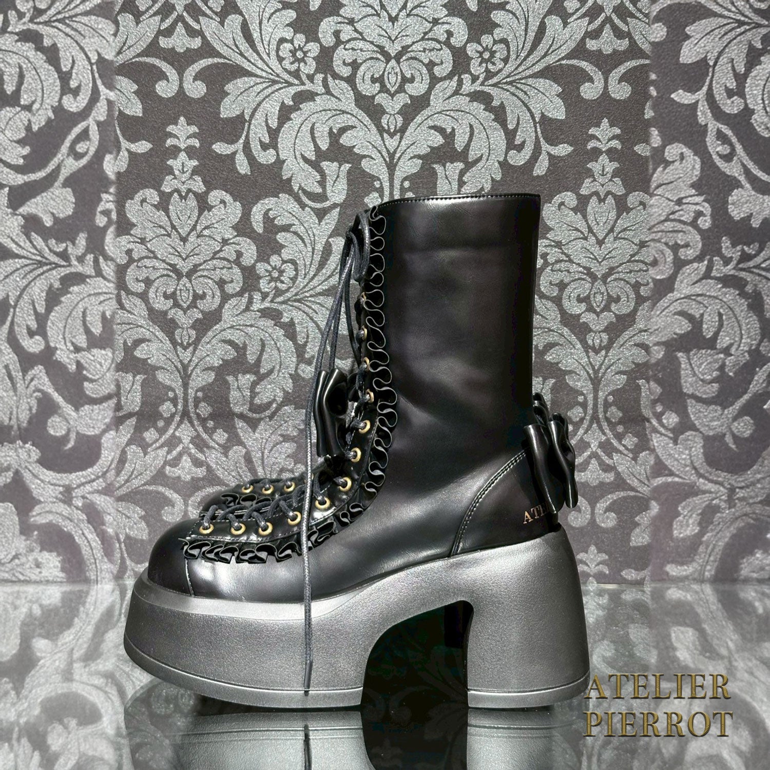 【ATELIER PIERROT】 Chunky Frilled Ribbon Boots ホワイト/ブラック S /M /L/XL★紅白限定セール10%OFF!!1/20(火)まで★