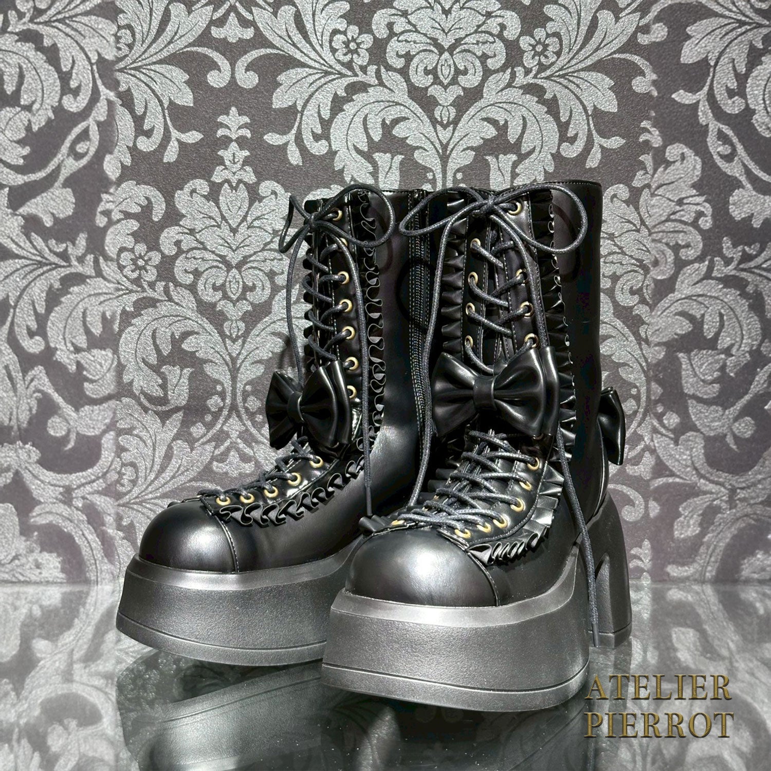 【ATELIER PIERROT】 Chunky Frilled Ribbon Boots ホワイト/ブラック S /M /L/XL★紅白限定セール10%OFF!!1/20(火)まで★