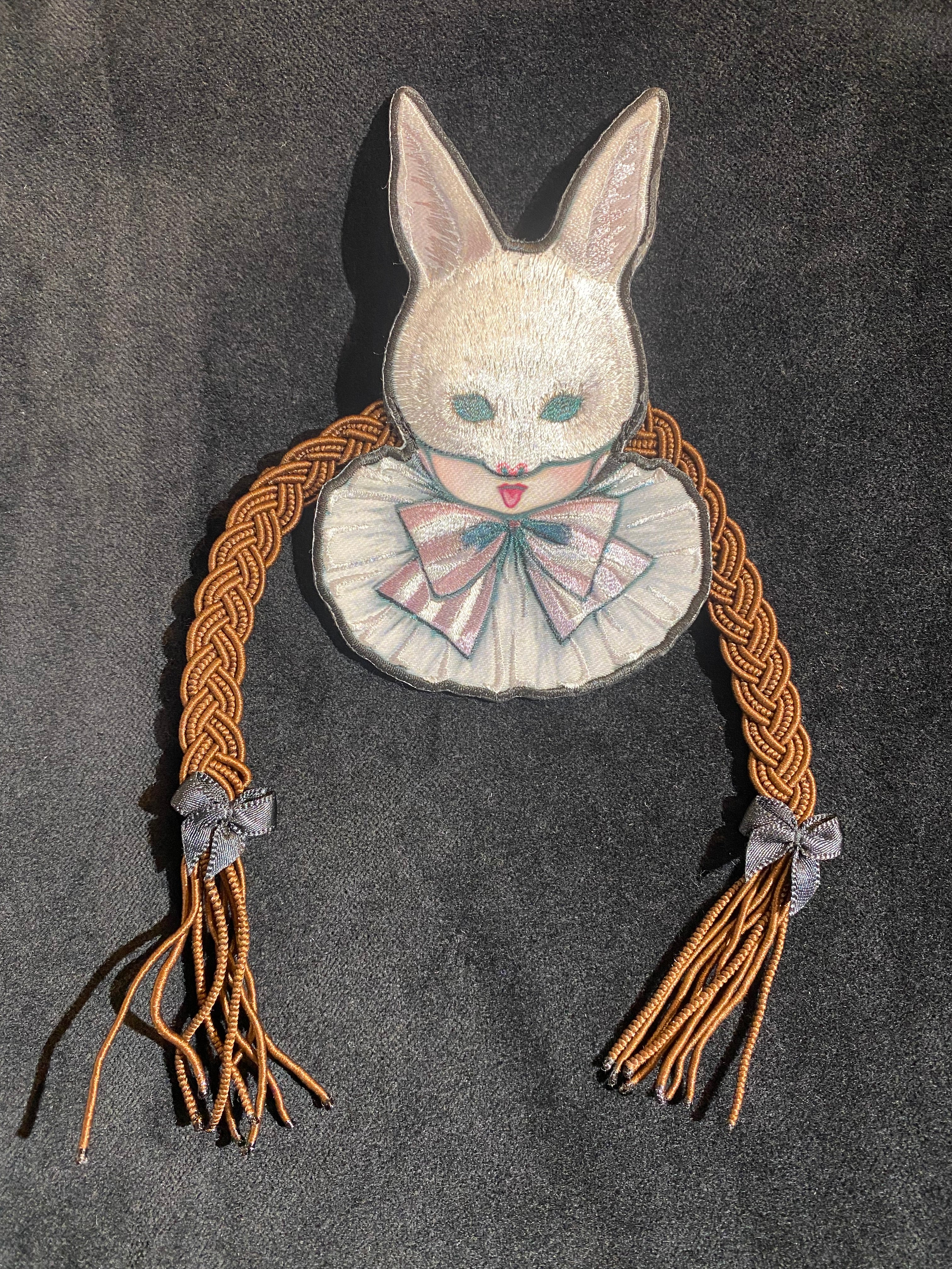 【microcosm】マイクロコズム×kaiko 三つ編み刺繍ブローチ(少女×リボンピンク/うさぎ面×リボン黒)★ウィンターセール2月23日まで★