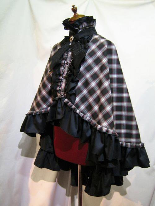 【MARBLE】マーブル ヴァンパイアタイ付き 立ち襟フリルマント 黒赤チェック×黒